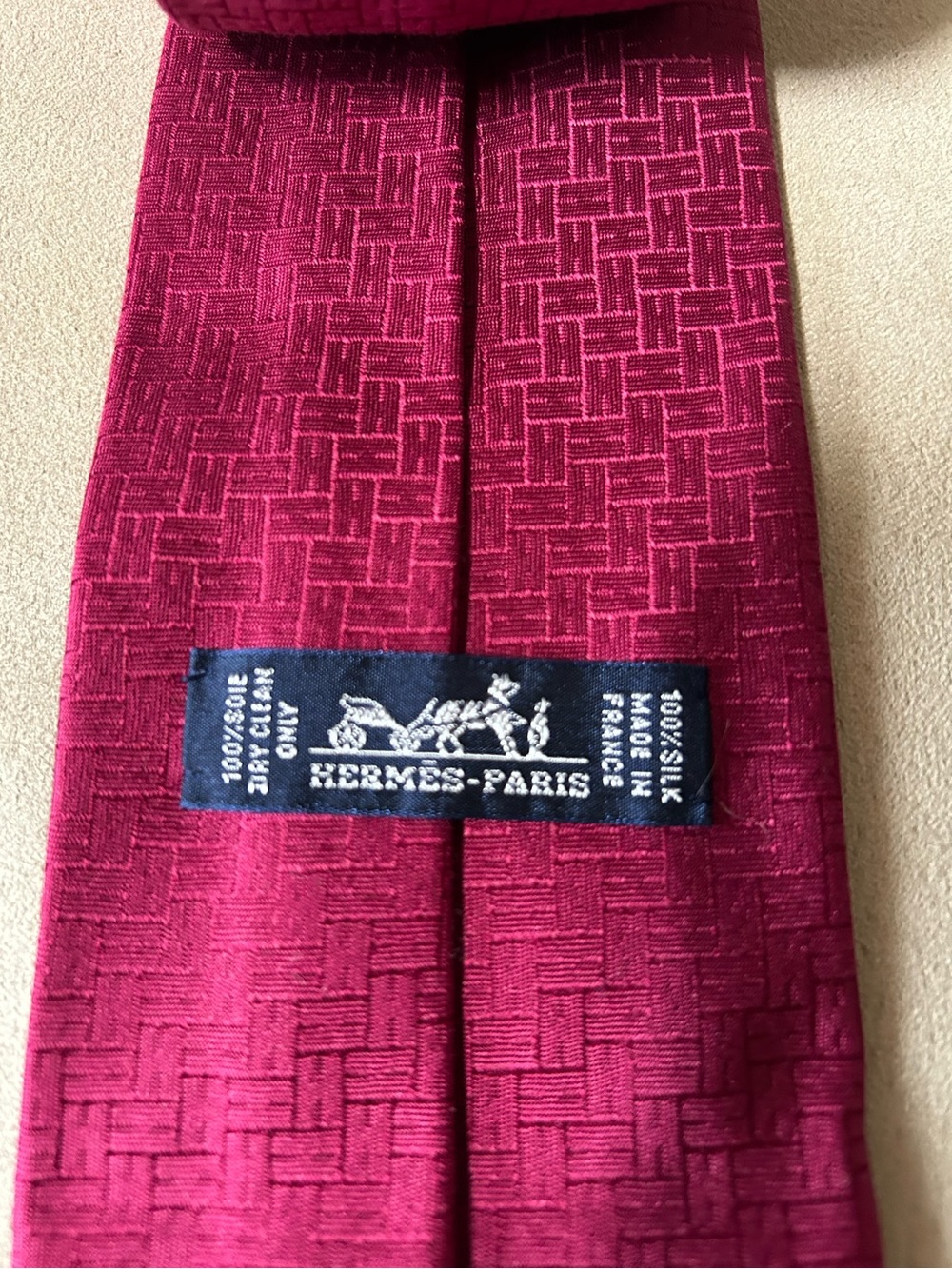 Hermès Authentic 100%Silk Tie in Deep Magenta NWOT - Picture 6 of 7